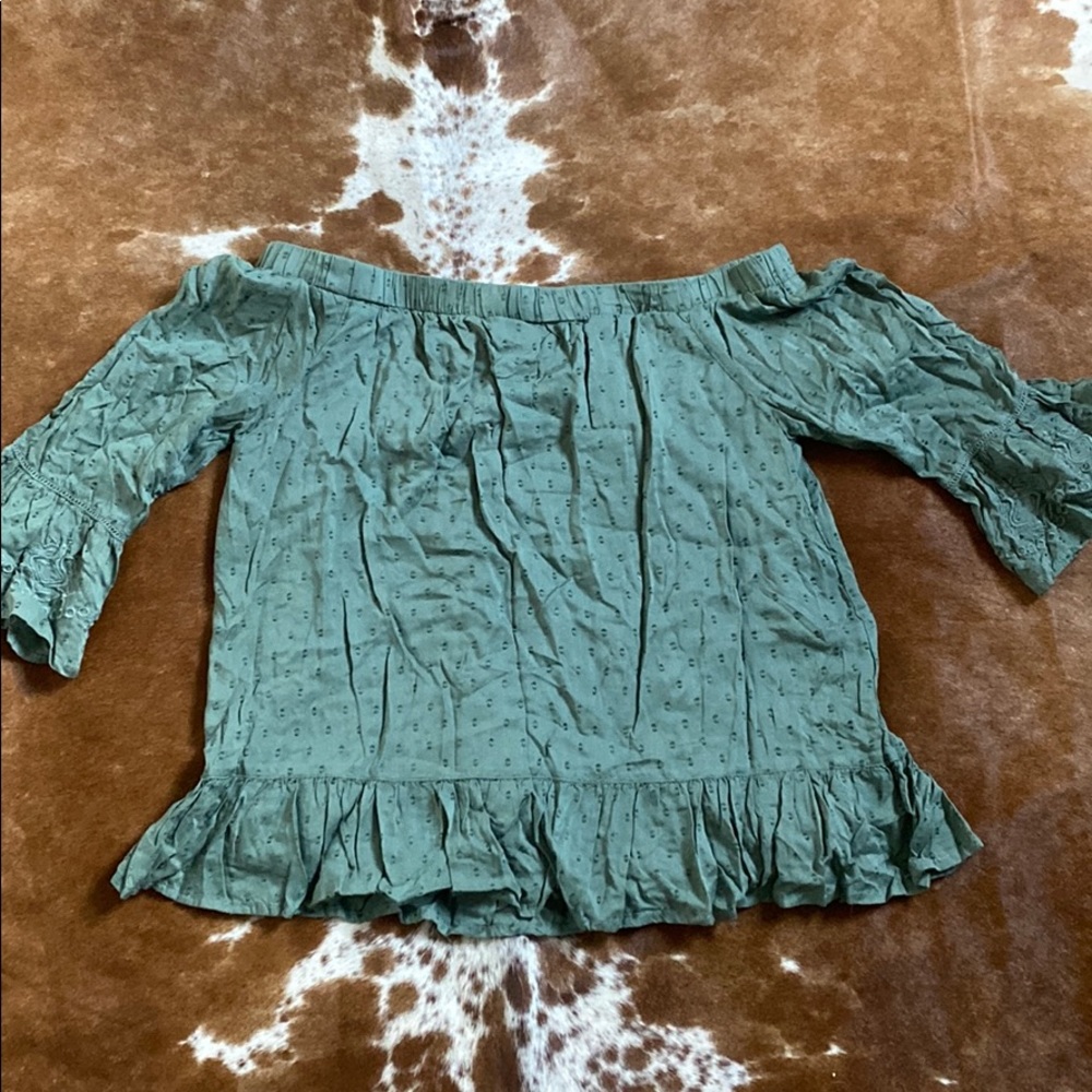 Off shoulder ruffle shirt